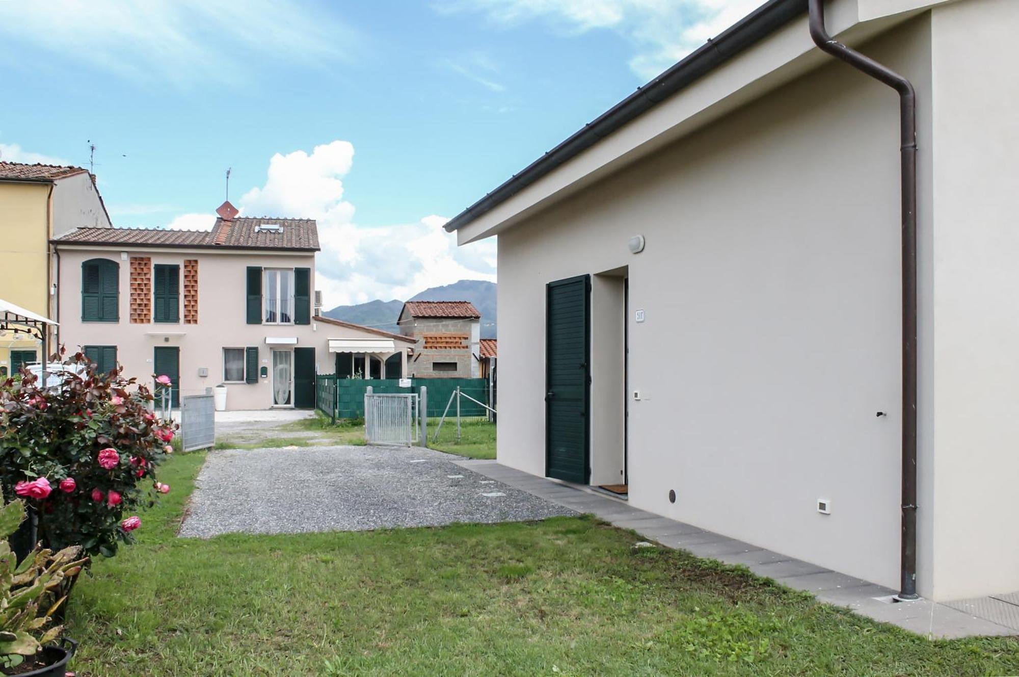 Modern Home With Private Parking Near The Station! Lucques Extérieur photo